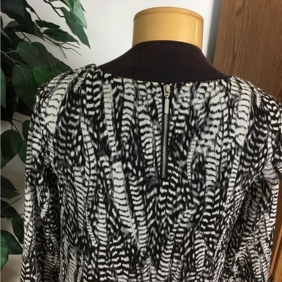 H & M size 2 black white and gray dress
Body is lined arms are not
3/4 s… - Picture 8 of 16